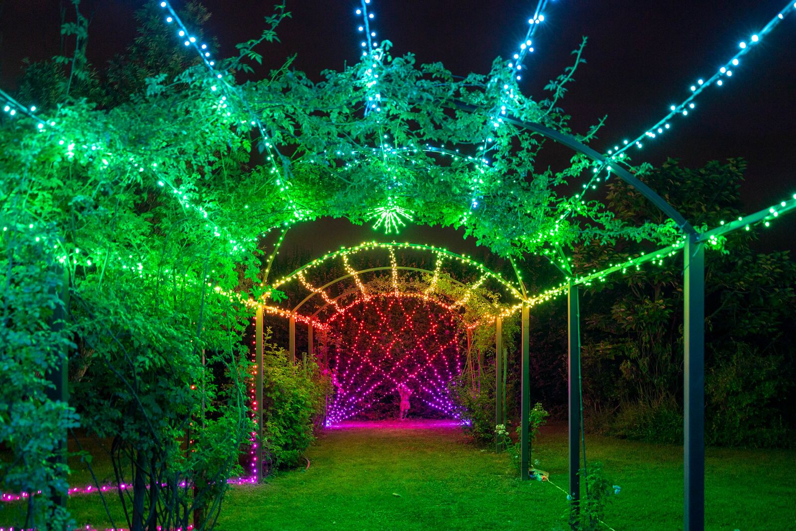 Strings light installation with 400 LEDs 32m RGBW